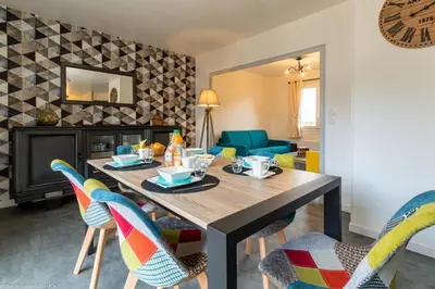 Coin salon dans l'établissement L'Orée de Nuits Maison avec jardin au pied des vignes
