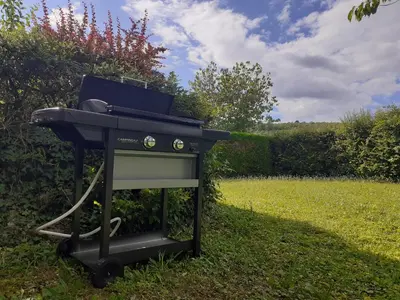 Barbecue disponible mis à disposition des clients de la maison de vacances