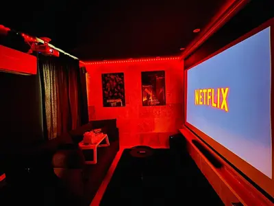 Télévision ou salle de divertissement dans l'établissement Cinema room 3 min de Beaune