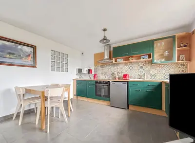 Cuisine ou kitchenette dans l'établissement T2 Au Calme Avec Jardin
