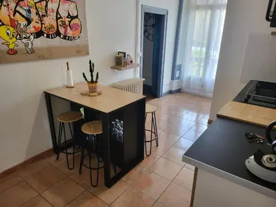 Cuisine ou kitchenette dans l'établissement Le Maupré au Coeur d'Arbois