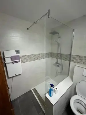 Salle de bains dans l'établissement 2 pièces neuf, au coeur de ville 37m2
