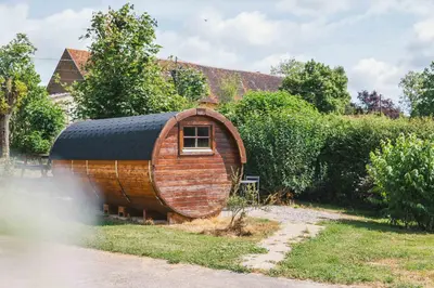Jardin de l'établissement Tonneau en bois insolite au coeur du Charolais