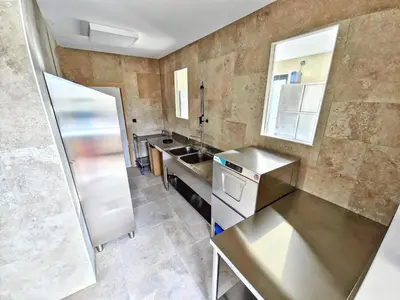 Cuisine ou kitchenette dans l'établissement La Fabrique des Ducs Vindihouses-piscine-64 pers