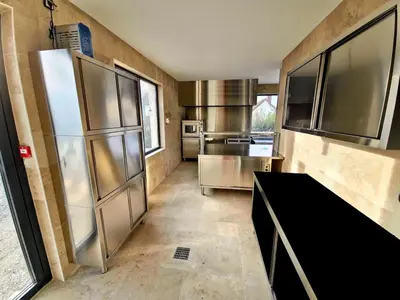 Cuisine ou kitchenette dans l'établissement La Fabrique des Ducs Vindihouses-piscine-64 pers
