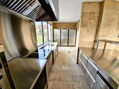 Cuisine ou kitchenette dans l'établissement La Fabrique des Ducs Vindihouses-piscine-64 pers
