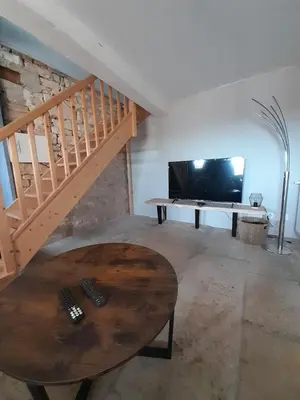 Télévision ou salle de divertissement dans l'établissement Maison bourguignonne