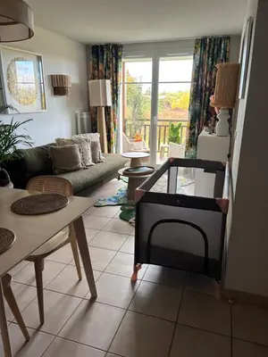 Coin salon dans l'établissement Le terrier du Green appartement