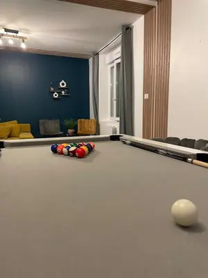 Billard dans l'établissement Cinema et Billiard