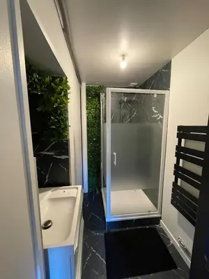 Salle de bains dans l'établissement Cinema et Billiard