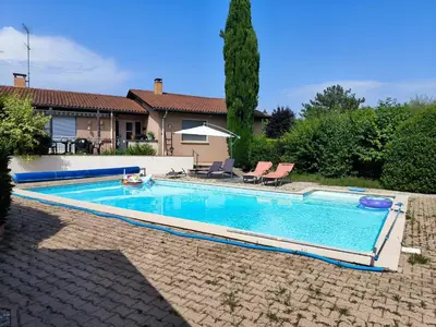 Piscine de l'établissement Replonges entre A6 et A40 ou située à proximité