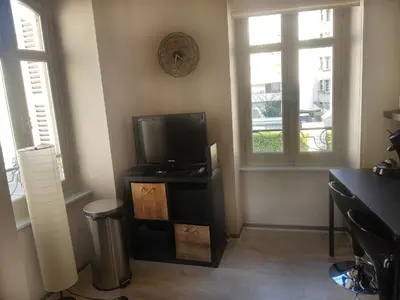 Télévision ou salle de divertissement dans l'établissement Charmant studio au cœur de Dijon