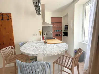 Cuisine ou kitchenette dans l'établissement T2 haut de gamme, hyper centre, très calme, balcon, stationnements proches