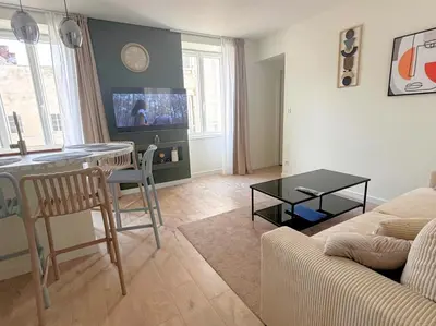 Télévision ou salle de divertissement dans l'établissement T2 haut de gamme, hyper centre, très calme, balcon, stationnements proches