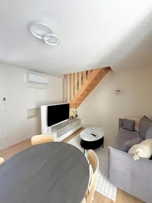 Télévision ou salle de divertissement dans l'établissement Duplex haut de gamme, climatisation, hyper centre, balcon, très calme, stationnements à 10m