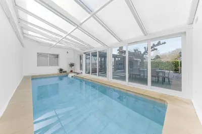 Piscine de l'établissement L'écrin fleuri ou située à proximité