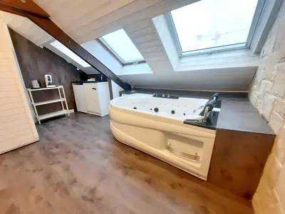 Salle de bains dans l'établissement L'Opale - Sauna et Jacuzzi