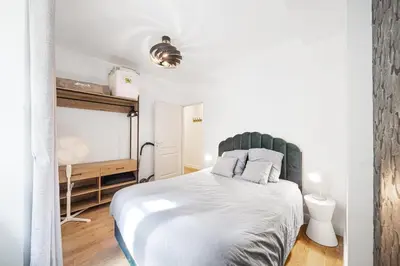 Un ou plusieurs lits dans un hébergement de l'établissement Le Molière 1 chambre avec patio