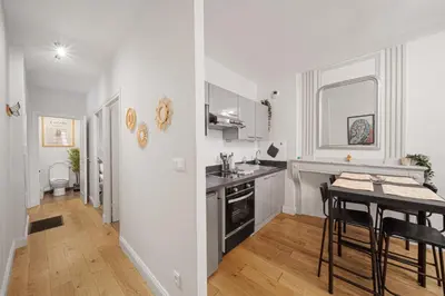 Cuisine ou kitchenette dans l'établissement Le Molière 1 chambre avec patio