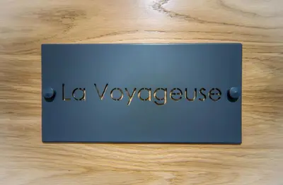 Certificat, récompense, panneau ou autre document affiché dans l'établissement La voyageuse