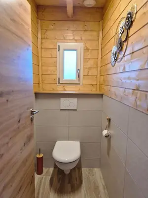 Salle de bains dans l'établissement Le chalet du bord de Saône