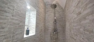 Salle de bains dans l'établissement La Suite Des Légendes - Duplex de charme - Centre historique