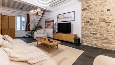 Télévision ou salle de divertissement dans l'établissement La Maison Mercier