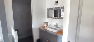 Salle de bains dans l'établissement La Coquille, chambre douillette auprès d'un élevage d'escargots