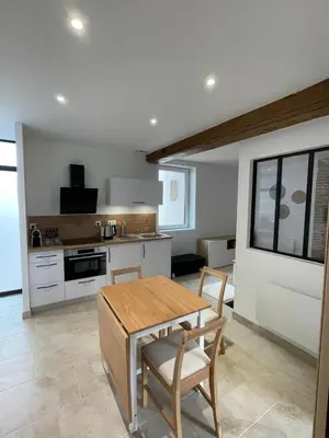 Cuisine ou kitchenette dans l'établissement Appartement calme et chaleureux
