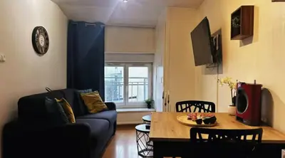Télévision ou salle de divertissement dans l'établissement L'authentique Central - Gare
