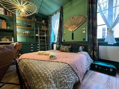 Un ou plusieurs lits dans un hébergement de l'établissement LE JUNGLE-ROOM, Sauna, Hyper-centre
