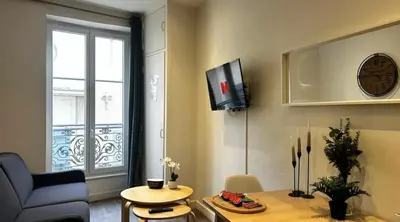 Télévision ou salle de divertissement dans l'établissement Le Cocon Central - Gare