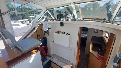 Coin salon dans l'établissement Bateau à quai lac des Settons