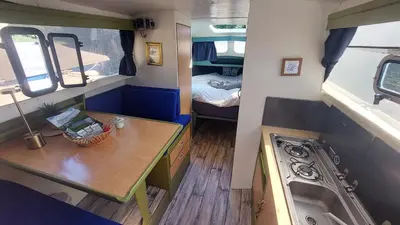 Cuisine ou kitchenette dans l'établissement Bateau à quai lac des Settons