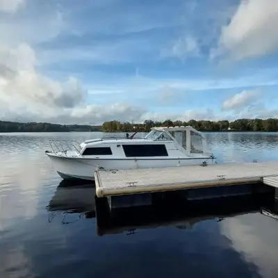 Bateau à quai lac des Settons