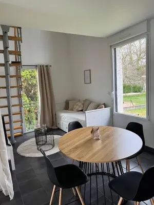 Coin salon dans l'établissement Petite maison cosy avec jardin