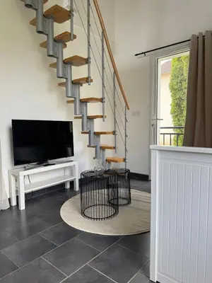Télévision ou salle de divertissement dans l'établissement Petite maison cosy avec jardin