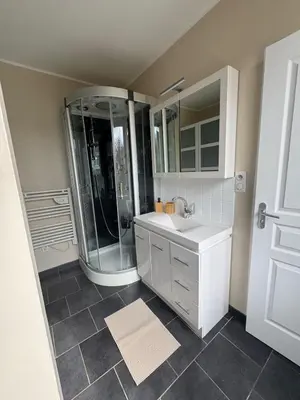 Salle de bains dans l'établissement Petite maison cosy avec jardin