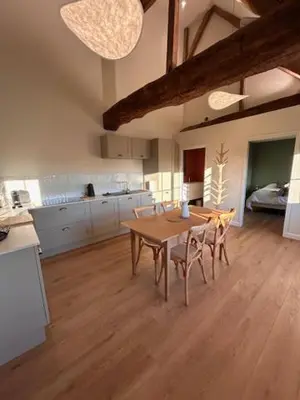 Cuisine ou kitchenette dans l'établissement Au 8 à Meursault, Magnifique maison Bourguignonne au pied des vignes, jardin, places de parking privée