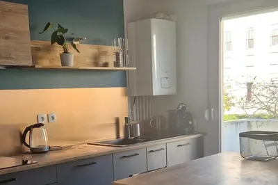 Cuisine ou kitchenette dans l'établissement Charmant duplex avec grand balcon