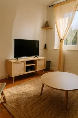Télévision ou salle de divertissement dans l'établissement La maison du canal