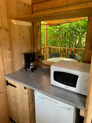 Cuisine ou kitchenette dans l'établissement Insolite au Camping La Saline d'Arc et Senans