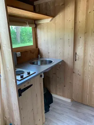 Cuisine ou kitchenette dans l'établissement Insolite au Camping La Saline d'Arc et Senans