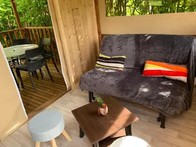Coin salon dans l'établissement Insolite au Camping La Saline d'Arc et Senans