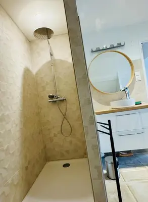 Salle de bains dans l'établissement Le Molay