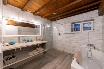 Salle de bains dans l'établissement Villa Bernoux