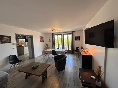 Télévision ou salle de divertissement dans l'établissement Maison de vacances avec terrasse - 6 personnes