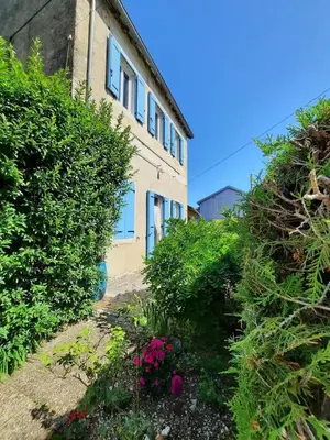Jardin de l'établissement La Maison Bleue Ancienne Ecole