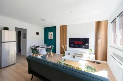 Télévision ou salle de divertissement dans l'établissement L'escapade des Herbes