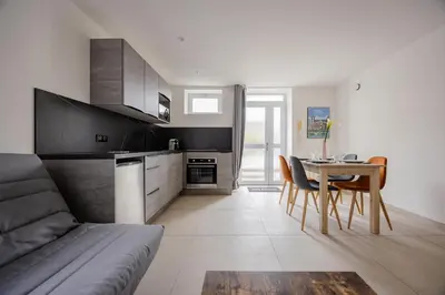 Cuisine ou kitchenette dans l'établissement Le Royal Dole - Parking Gratuit - Appartement Moderne & Cosy